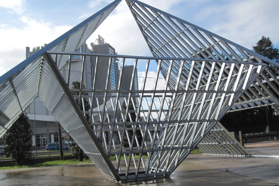 steel framing sculpture